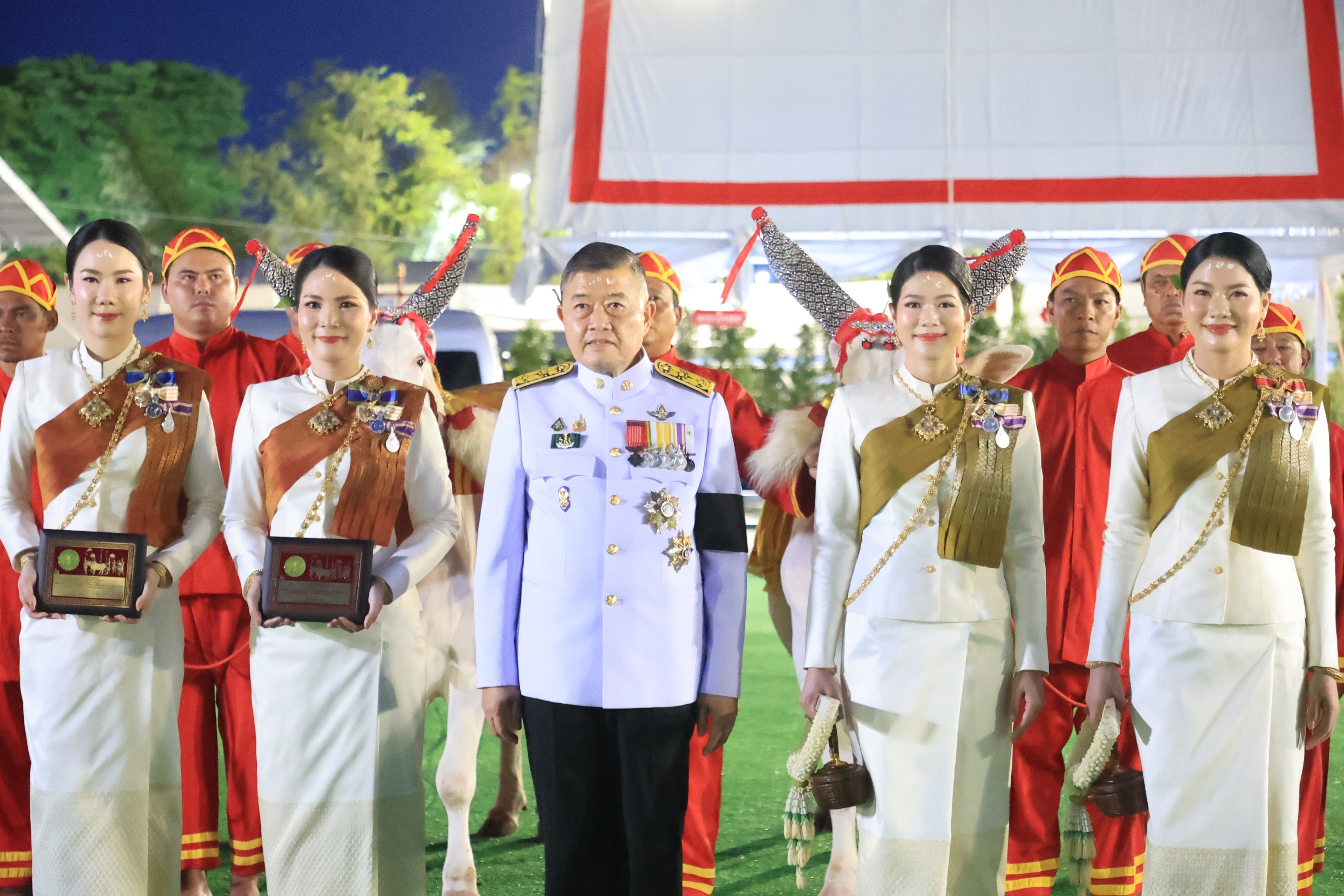 title - ปลัดเกษตรฯ ผู้ทำหน้าที่พระยาแรกนา พร้อมด้วยเทพีคู่หาบทองและเทพีคู่หาบเงิน ทำพิธีล้างมือพระยาแรกนา และเจิมหน้าพระโค